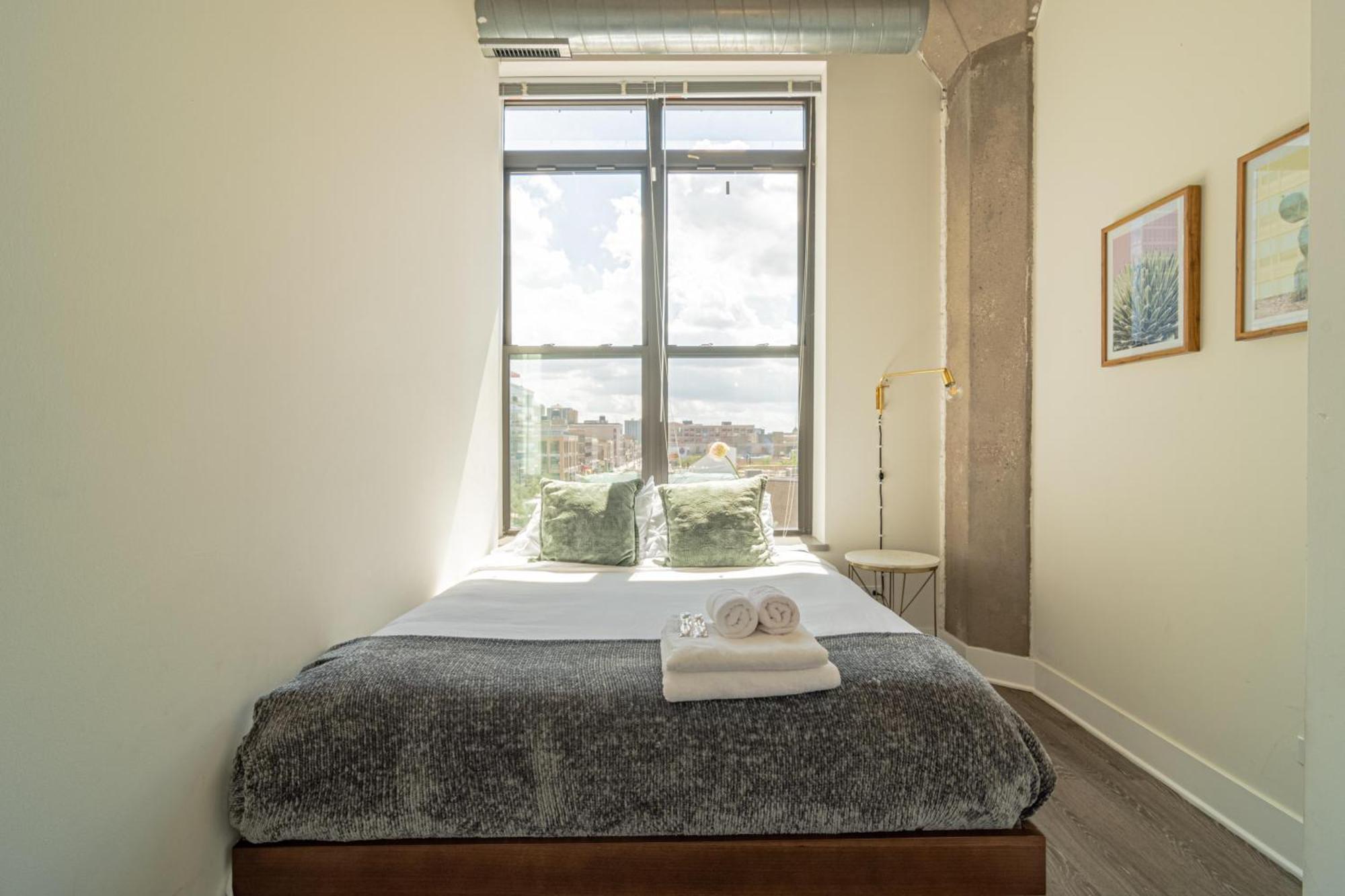 Bright 2Br Luxury Corner Suite With Optional Parking Sleeps 6 Guests Near Mccormick Place And Soldier Field Chicago Eksteriør billede