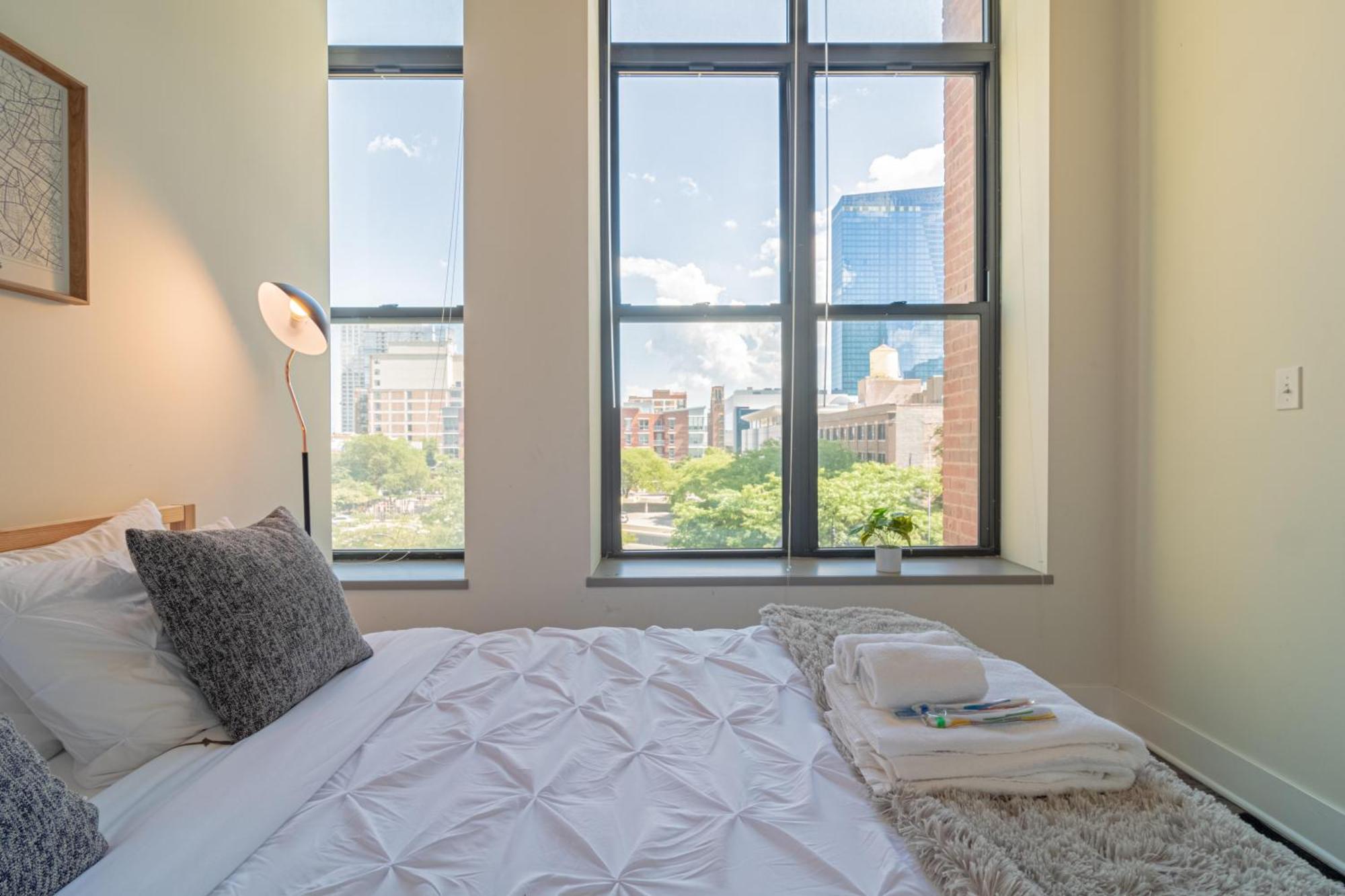Bright 2Br Luxury Corner Suite With Optional Parking Sleeps 6 Guests Near Mccormick Place And Soldier Field Chicago Eksteriør billede